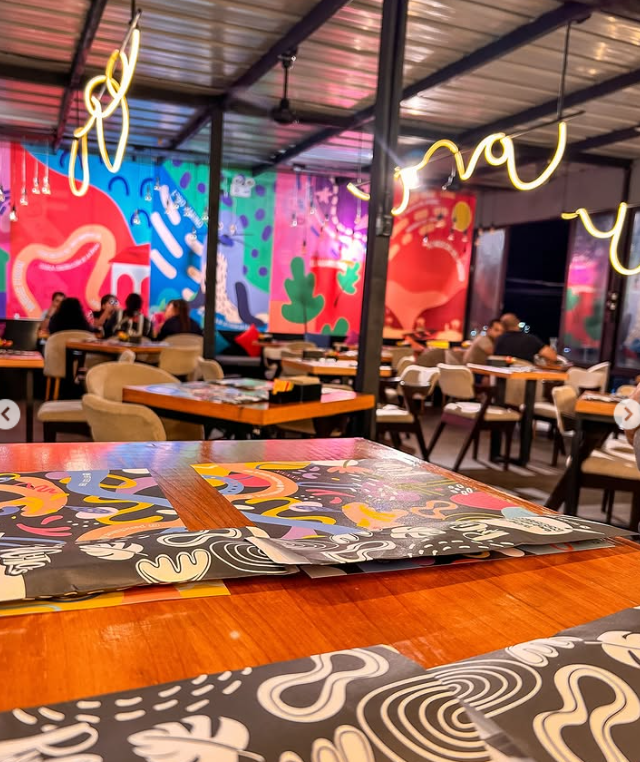 Salón interior de Panchito's con murales coloridos y luces LED